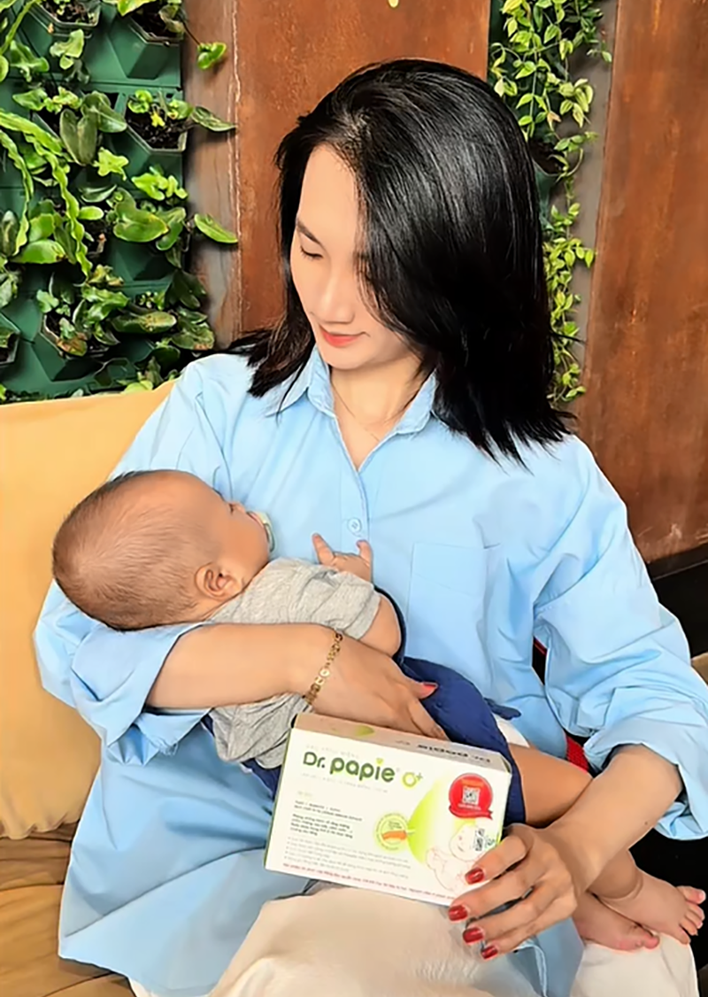Mẹ Gen Z mất ngủ trắng đêm vì con bị nấm lưỡi: Sai lầm nhiều mẹ từng mắc phải 2 Gạc răng miệng Dr.Papie - bí quyết hỗ trợ ngăn ngừa nấm miệng, tưa lưỡi của nhiều mẹ Việt