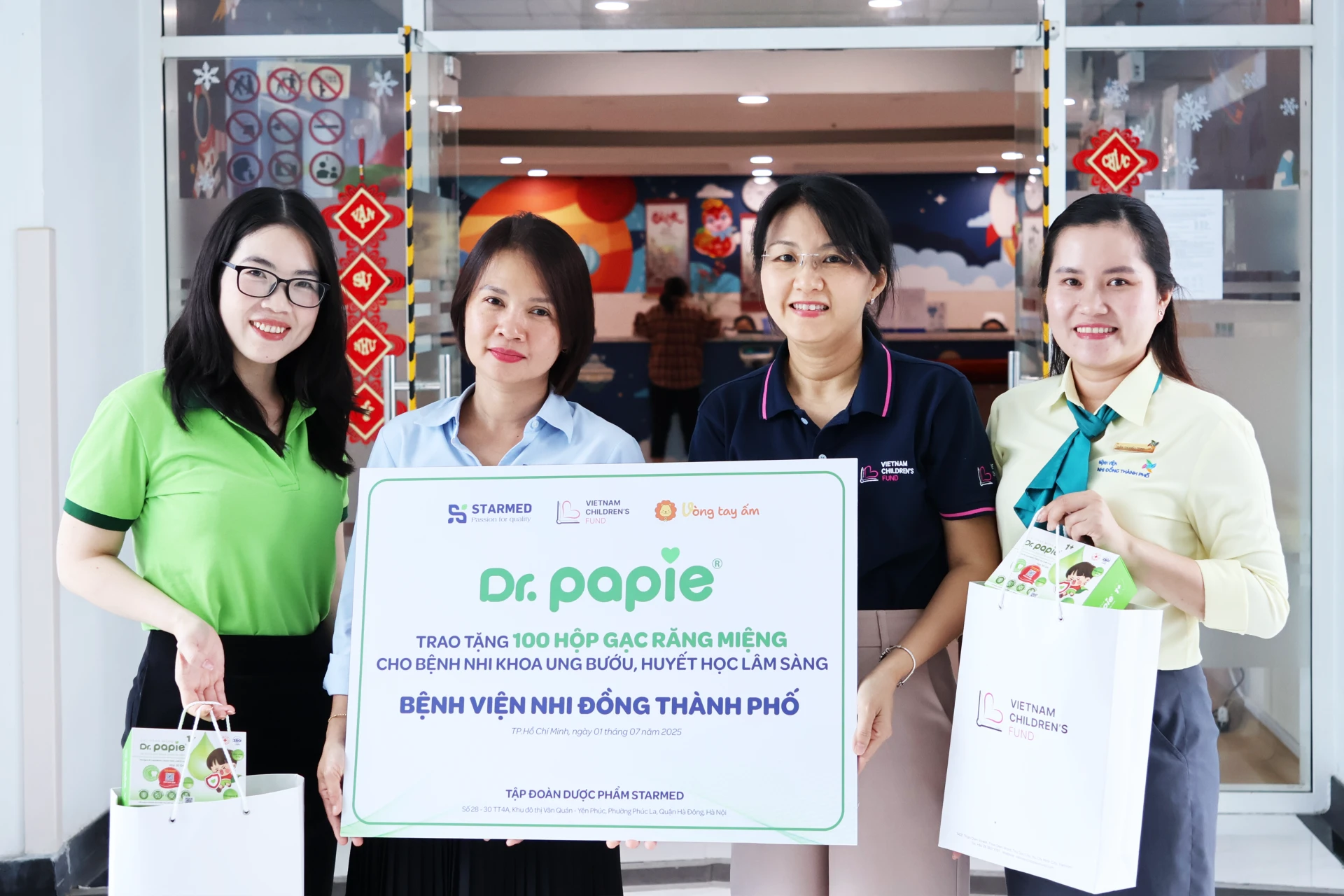 Dr.Papie trao 100 phần quà chăm sóc khoang miệng cho bệnh nhi ung thư tại TP.HCM 1 dr papie trao 100 phan qua cham soc khoang mieng cho benh nhi ung thu tai tp hcm 7