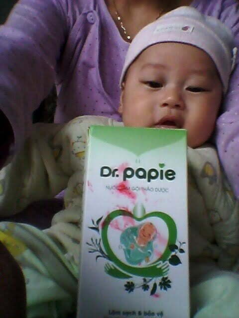 bé 2 tháng tuổi hết tràm sữa nhờ tắm bằng Dr.Papie