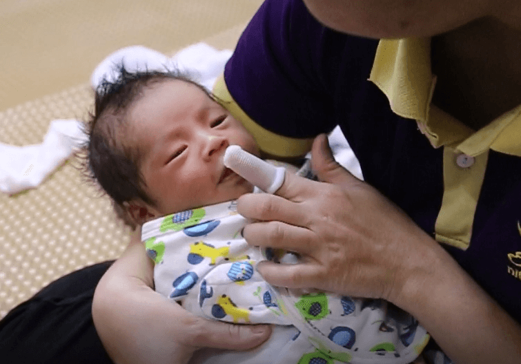 Cách dùng gạc rơ lưỡi cho trẻ sơ sinh chuẩn y tá bệnh viện