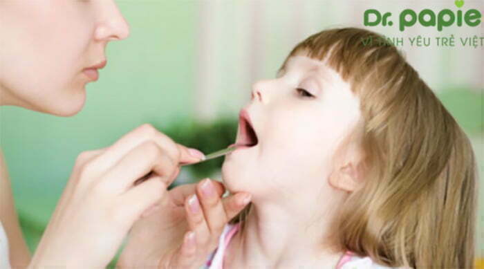 Bác sĩ chẩn đoán nấm miệng bằng cách quan sát trực tiếp các triệu chứng lâm sàng của bé