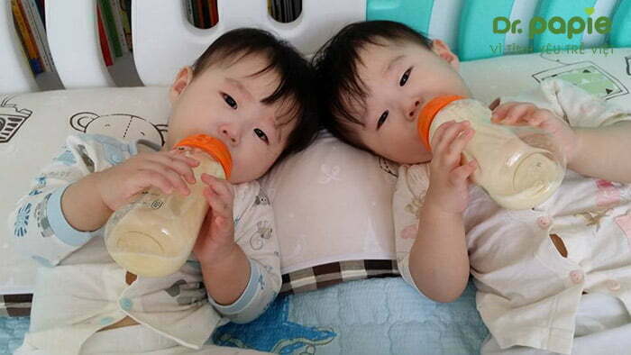 Mỗi trẻ cần có một bình sữa riêng do nấm miệng có thể lây khi trẻ sử dụng chung bình sữa