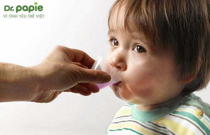 sử dụng thuốc giảm đau khi trẻ bị nấm lưỡi bản đồ