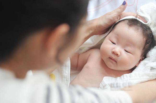 Hướng dẫn chăm sóc da cho trẻ sơ sinh tại nhà