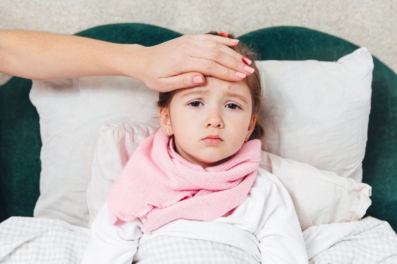 Co giật và sốt ở trẻ sơ sinh nguy hiểm như thế nào?