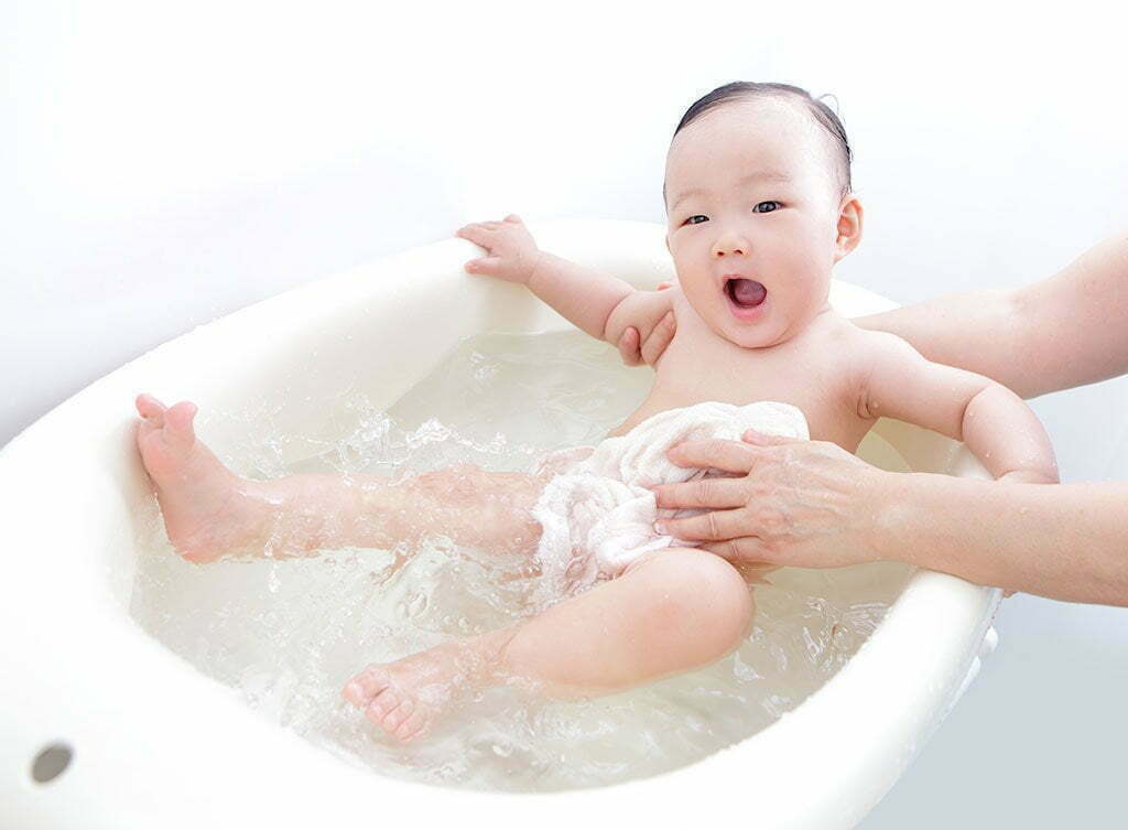 Tắm cho trẻ sơ sinh bằng sữa tắm