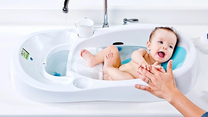 Giữ ấm cho trẻ sơ sinh trong khi tắm