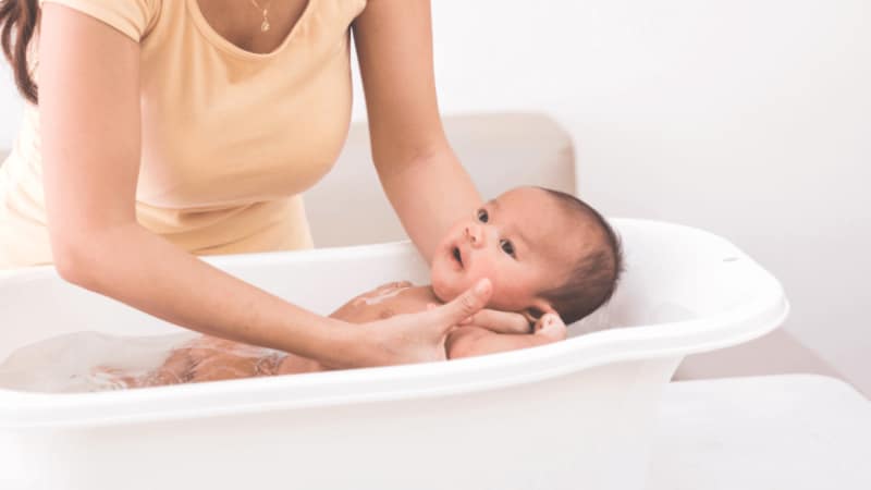 Nhiệt độ nước tắm trẻ sơ sinh bao nhiêu là thích hợp