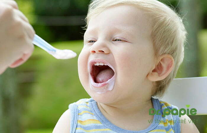 Cho trẻ bị tưa lưỡi ăn sữa chua