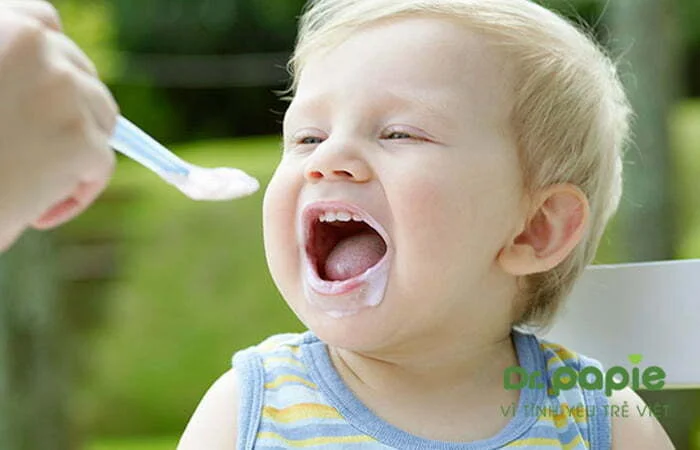 Cho trẻ bị nấm lưỡi ăn sữa chưa