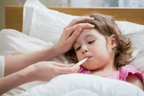 Đo nhiệt độ cho trẻ bị viêm họng là điều kiện cần thiết để biết được trẻ có sốt không