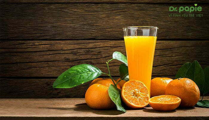 Nước cam vừa giúp trẻ bị sốt siêu vi tiêu chảy bù nước vừa bổ sung vitamin giúp trẻ tăng cường sức đề kháng chống lại virus