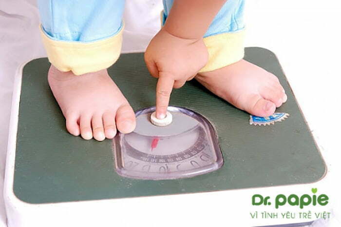 Trẻ bị sốt siêu vi tiêu chảy thường sút cân, cha mẹ cần kiểm tra cân nặng thường xuyên cho trẻ để có chế độ dinh dưỡng phù hợp