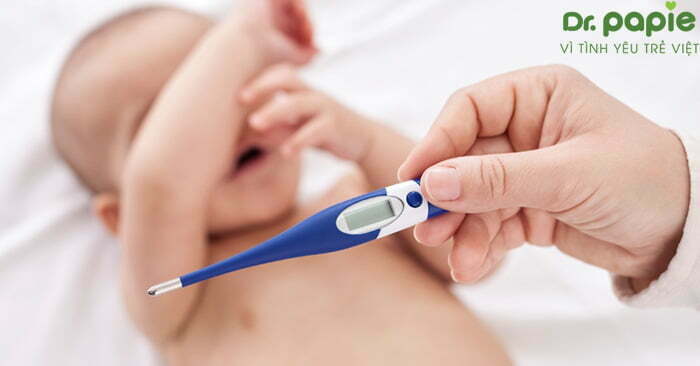 kiểm tra nhiệt độ thường xuyên cho trẻ bị sốt siêu vi