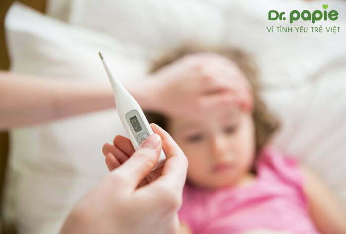 Đo nhiệt độ để kiểm tra xem sốt siêu vi ở trẻ em có nguy hiểm không