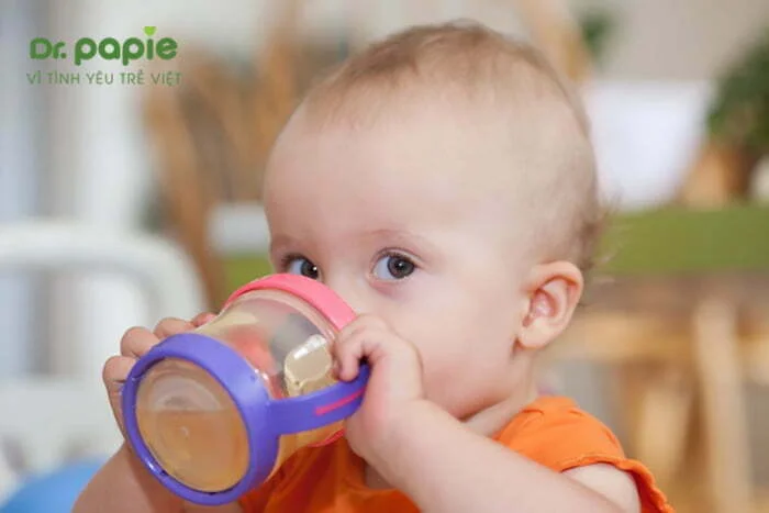cho trẻ uống nhiều nước là một cách điều trị sốt siêu vi ở trẻ em