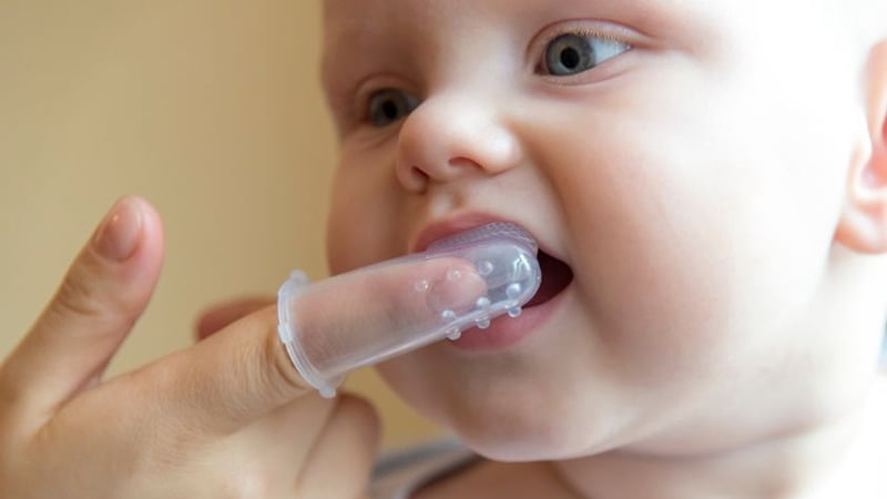 Cách rơ lưỡi cho trẻ sơ sinh chuẩn y khoa