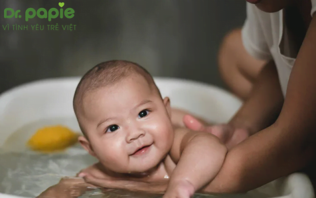 Sử dụng thảo dược để tắm là phương pháp đơn giản, lành tính được nhiều mẹ áp dụng