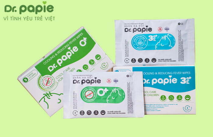 Sử dụng khăn lau hạ sốt Dr.Papie để hạ sốt cho trẻ tiêm phòng bị sốt