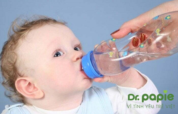 Bù nước cho trẻ bị sốt phát ban