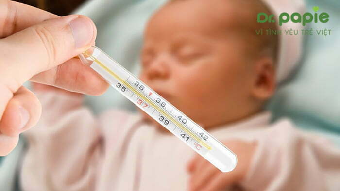 Đo thân nhiệt cho trẻ bị sốt phát ban