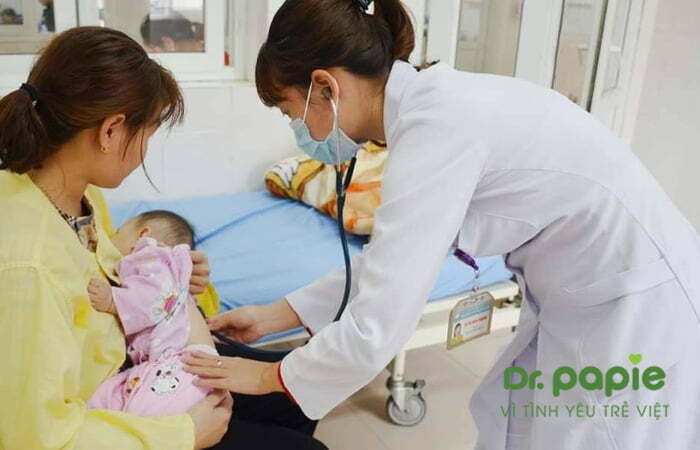 Bác sĩ khám cho trẻ trước tiêm vacxin phòng lao