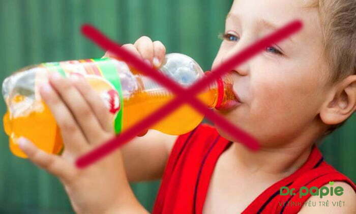 Trẻ bị sốt mọc răng không nên ăn thức ăn chứa nhiều đường