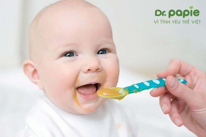 Cho trẻ đang mọc răng ăn thức ăn mềm, dễ nuốt