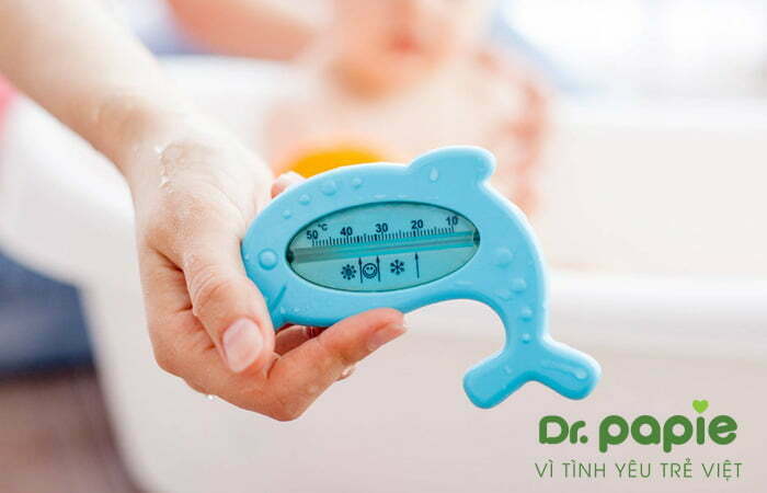 đo nhiệt độ nước tắm trước khi tắm cho bé có làn da nhạy cảm