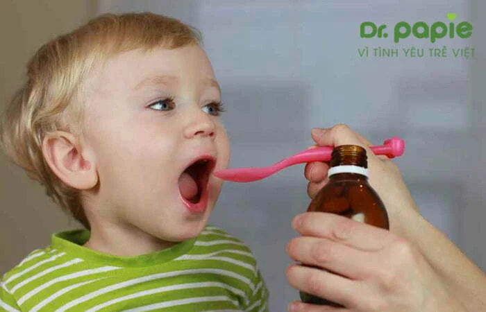 Cho trẻ bị sốt mọc răng uống thuốc