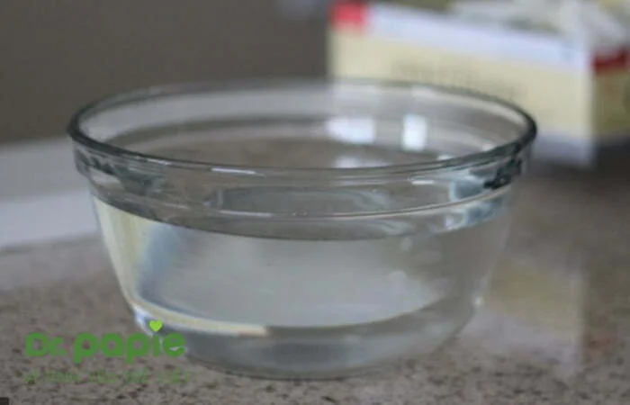 Trẻ bị sốt siêu vi có nên nằm máy lạnh không và cần lưu ý những gì? 4 Đặt thau nước trong phòng máy lạnh