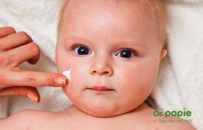 Sử dụng thuốc trị viêm da cơ địa cho trẻ bị viêm da cơ địa trên mặt