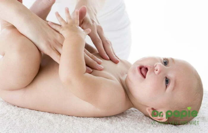 Cách bôi kem cho trẻ sơ sinh bị viêm da cơ địa
