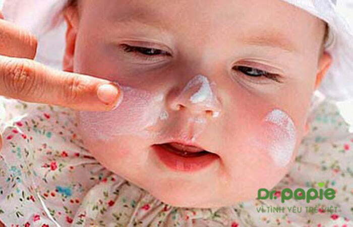 Sử dụng kem trị chàm sữa cho trẻ sơ sinh