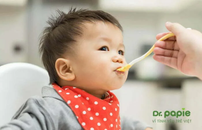 Cho trẻ bị sốt phát ban ăn các đồ ăn mềm, ngồi thẳng khi ăn