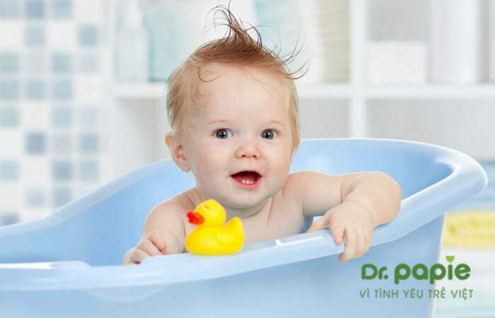 Tắm cho trẻ sốt siêu vi bằng nước lá thảo dược