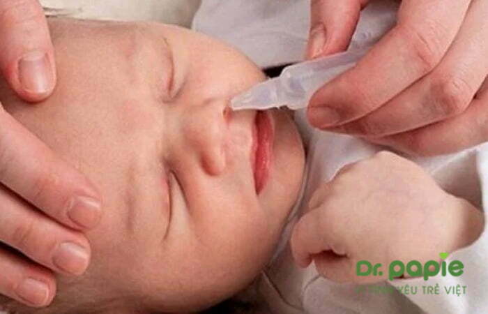 Sử dụng nước muối sinh lý để vệ sinh mũi họng của bé