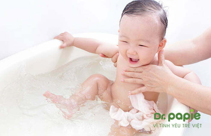 Tắm cho trẻ bị chàm sữa bội nhiễm
