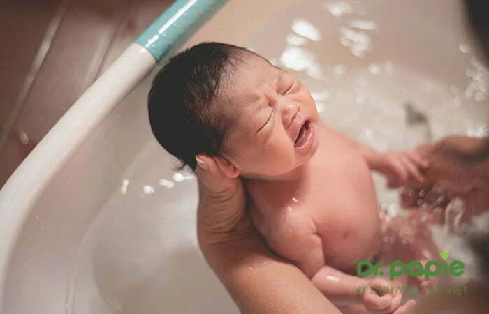 Trẻ sơ sinh mấy tháng thì dùng sữa tắm