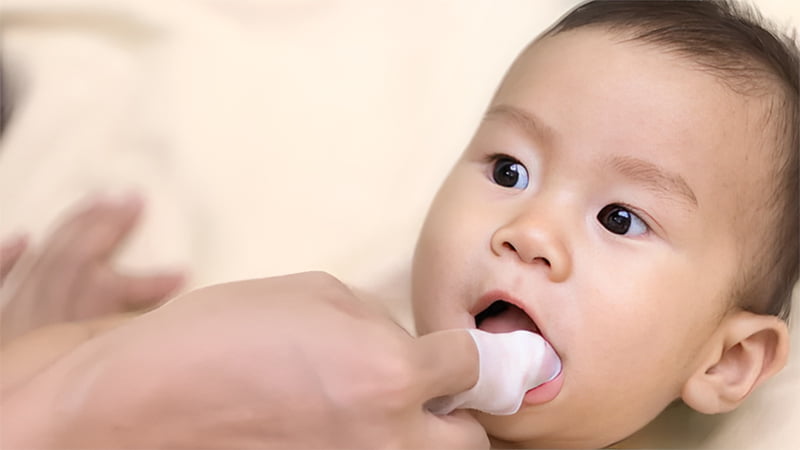 Có nên rơ lưỡi cho trẻ sơ sinh không, vì sao nên rơ lưỡi cho bé thường xuyên