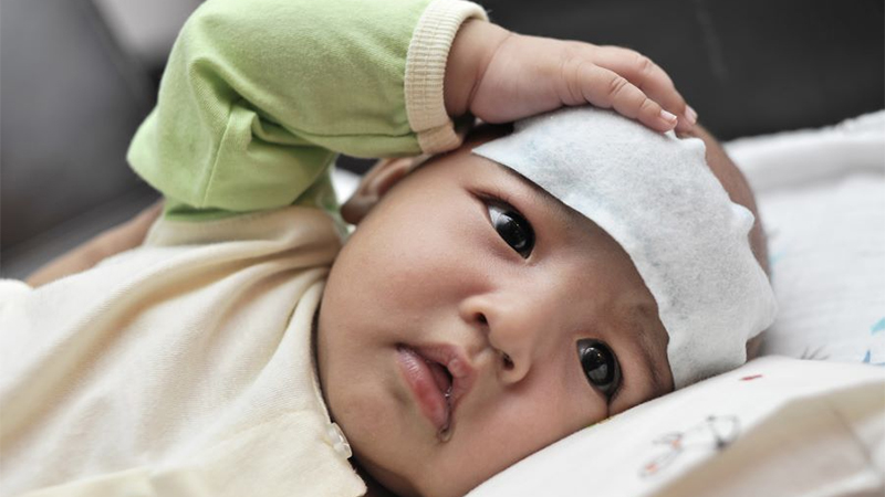 Khăn hạ sốt có tốt không có nên dùng cho trẻ sơ sinh không