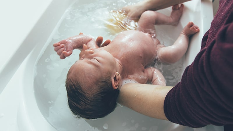Hướng dẫn tắm dầu tràm cho trẻ sơ sinh