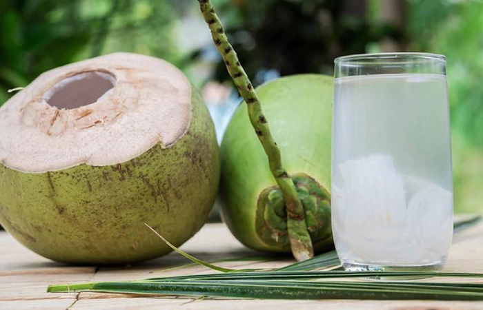 Uống nước dừa là một cách bù nước và điện giải khi con sốt