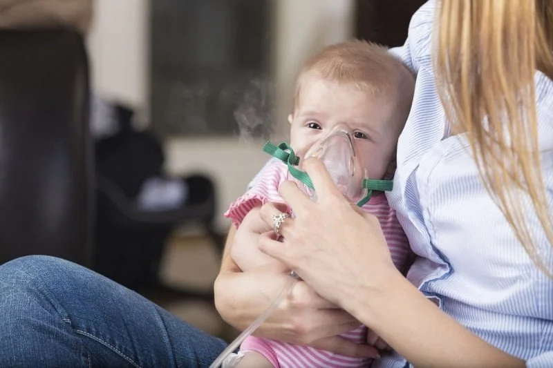 Trẻ dùng khí dung trong điều trị các bệnh về hô hấp