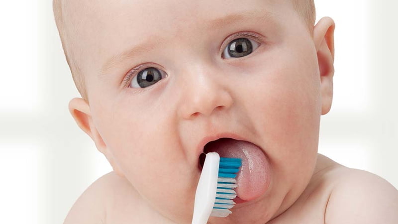 Tạo thói quen vệ sinh răng miệng khi trẻ mọc răng
