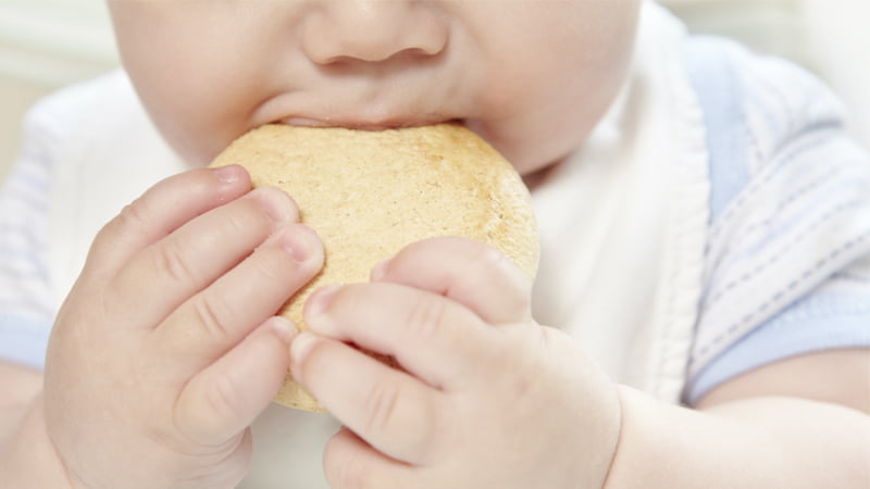 Bổ sung thực phẩm thích hợp khi trẻ mọc răng
