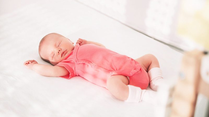 Cũi ngủ thông thoáng cũng giúp bé không bị quá nóng