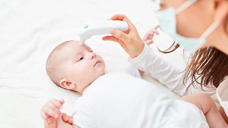 Hướng dẫn cách đo thân nhiệt trẻ sơ sinh tại nhà