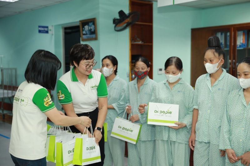 Đại diện Dr.Papie trao tận tay những món quà ý nghĩa cho gia đình các bệnh nhi sinh non (ảnh Bệnh viện Nhi TW cung cấp)