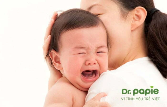 2 nguyên nhân trẻ sốt phát ban ngủ li bì và cách xử trí Trẻ sốt phát ban quấy khóc